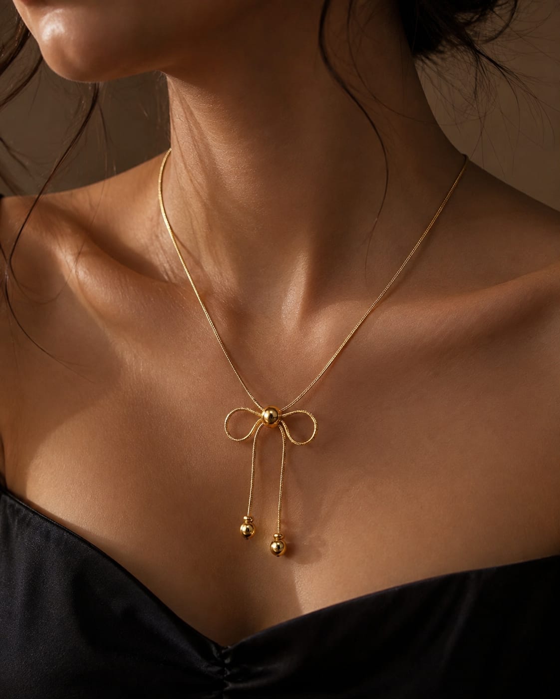 The golden bow necklace